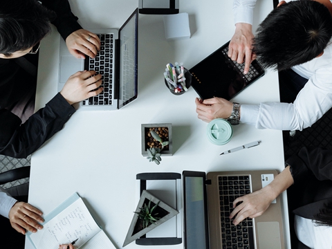 如何選擇靠譜的美國(guó)公司注冊(cè)代理？2025年三大標(biāo)準(zhǔn)